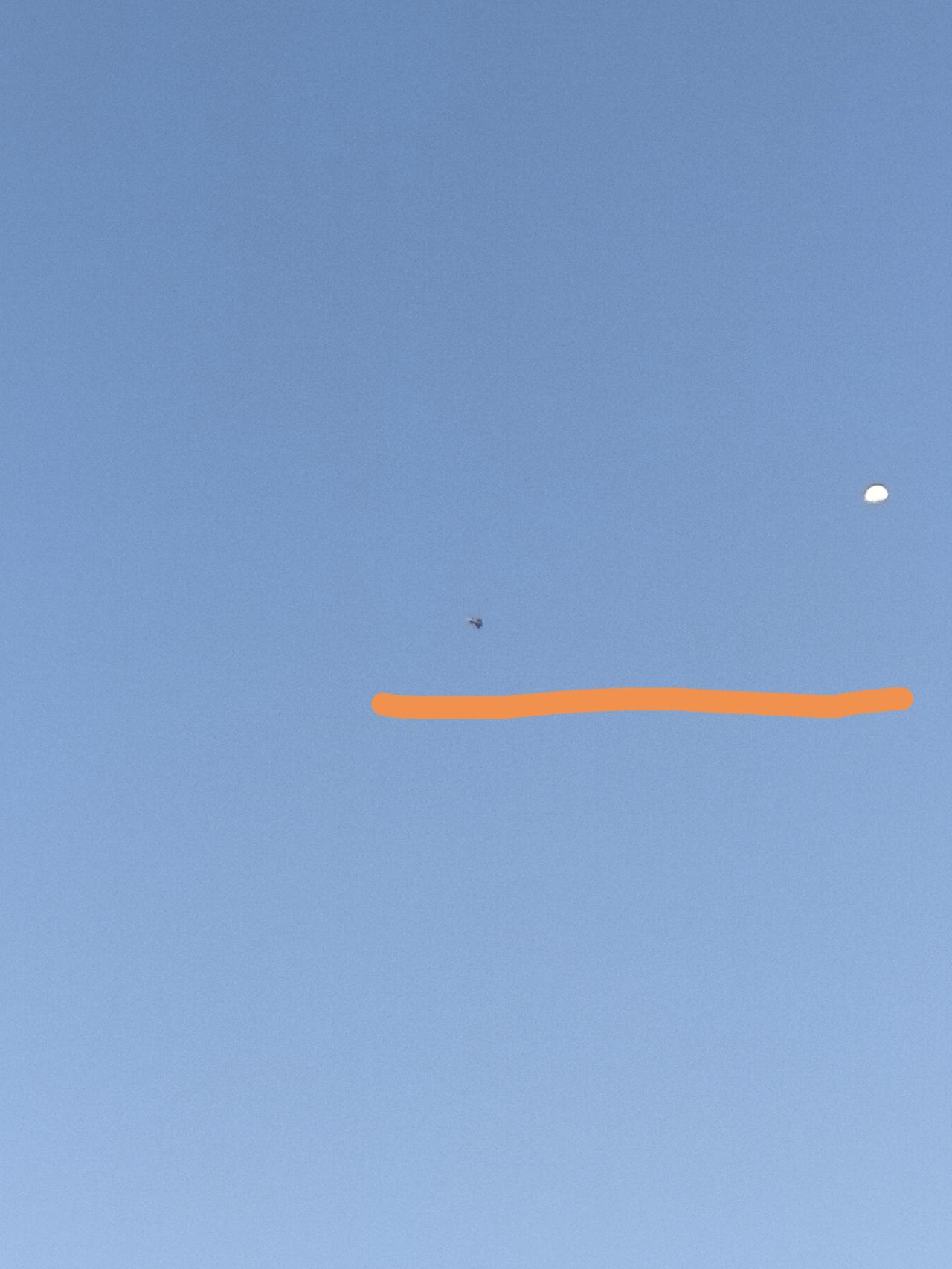 以月亮为标准，飞机低飞、平飞、高飞（只是视角而已），偌大的天空是我雄鹰翱翔的领地