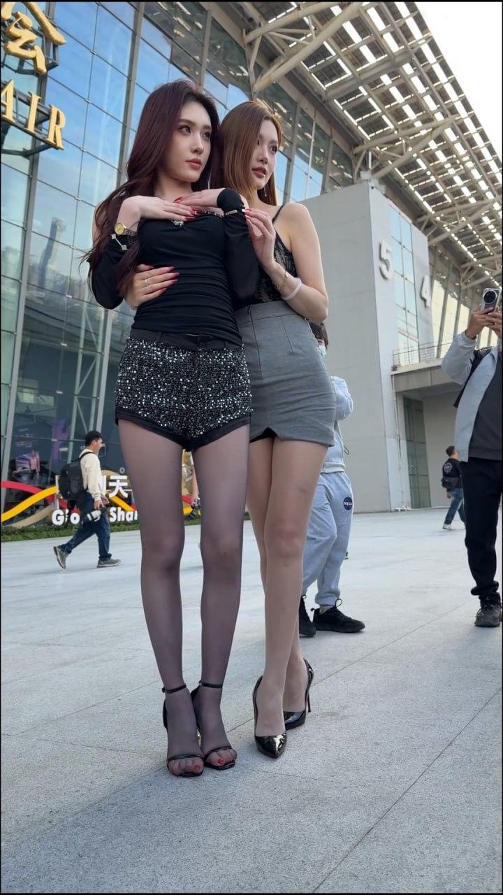穿成这样逛展会，到底是辣还是过？
黑露肩衫裹得紧身，亮片短裤闪得晃眼。灰丝贴腿，