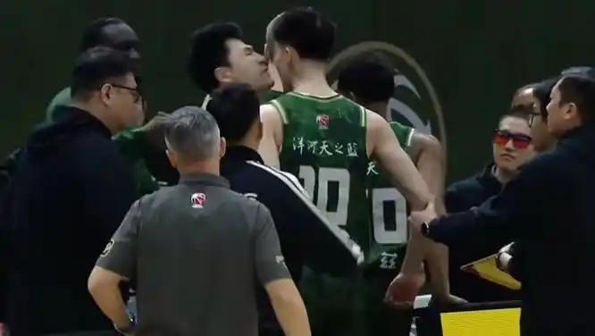 郭昊文跟赵柏清，看似是因为一次发球引起的冲突，实际上是两个人积怨已久。

3月1