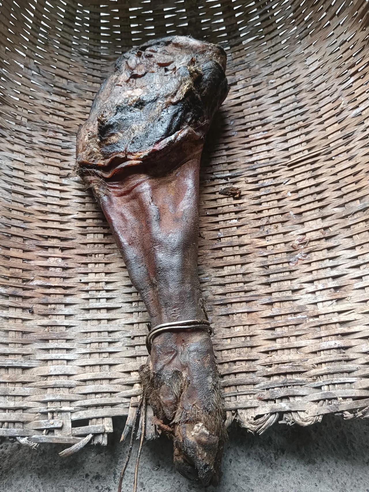 一斤22元的腊猪蹄，有异味，婆婆却说正常！

这是婆婆在路边购买的腊猪蹄，售价为