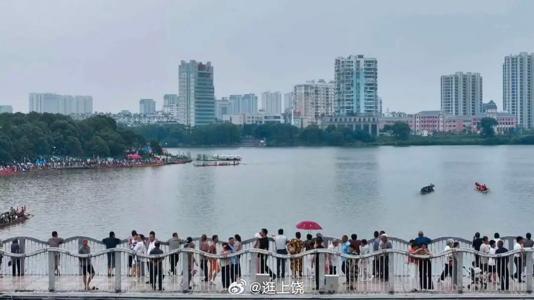 上饶五月十三关皇节龙舟祈福 上饶市信州区老百姓对龙舟的热爱是刻在骨子里的。龙舟竞