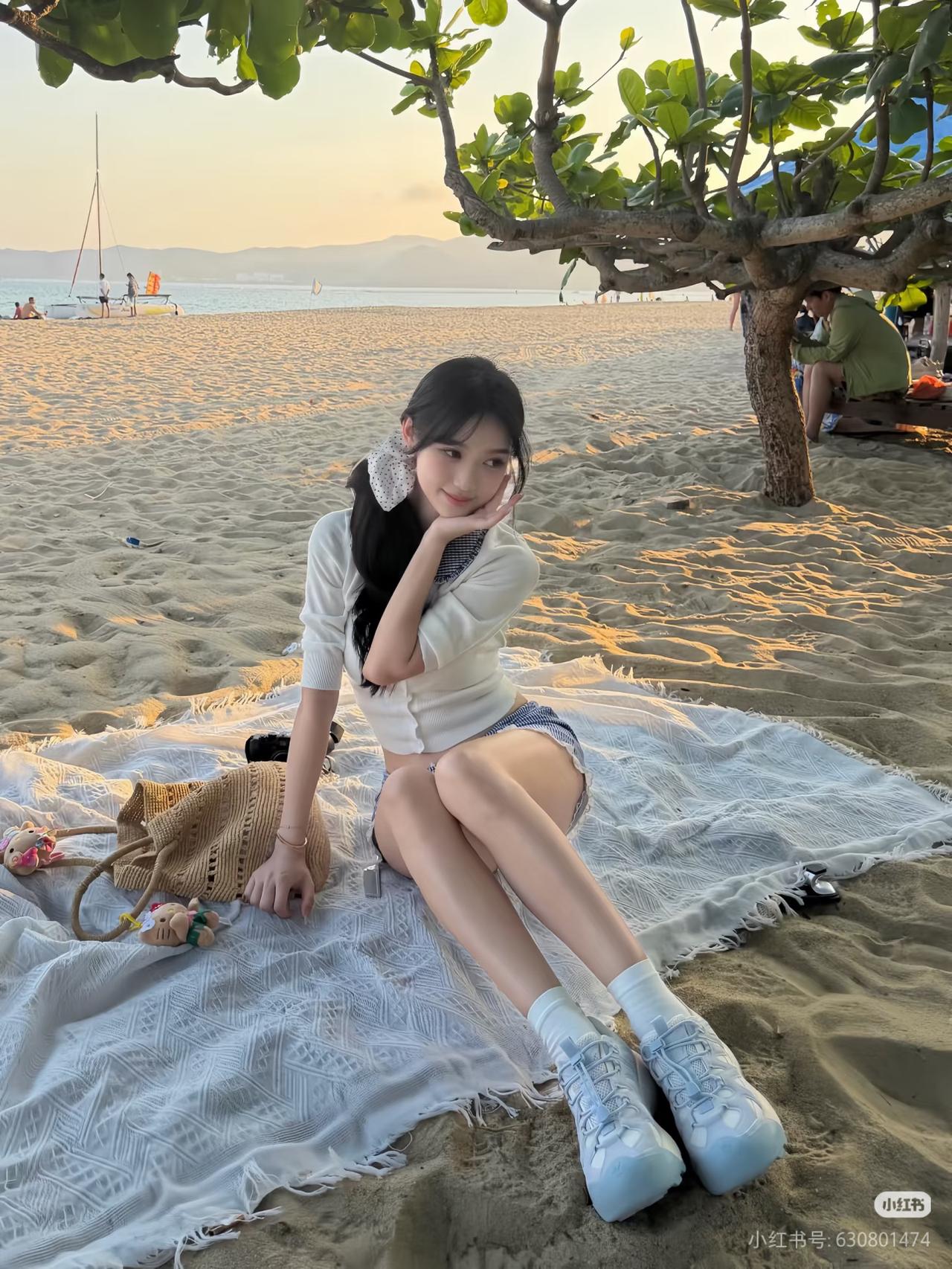 沙滩上的少女，阳光下的美好时光