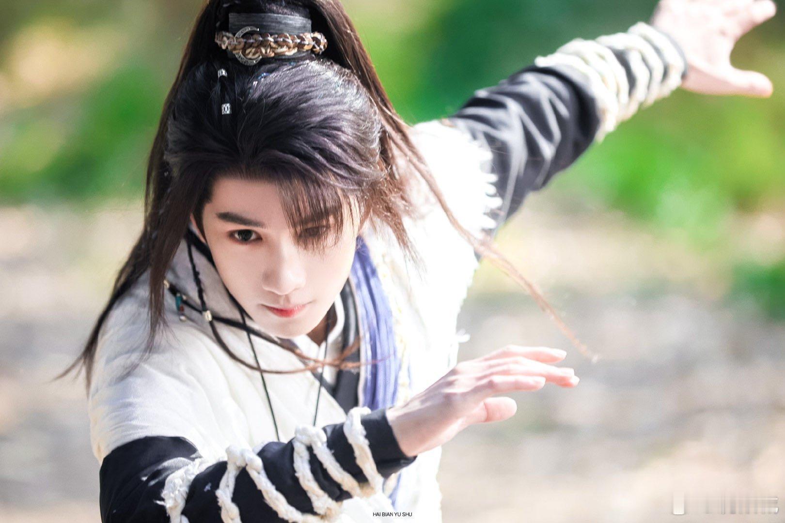 敖子逸你在笑啥 白衣亮相时嘴角就翘着，和蒋依依互动时笑得更甜，是被夸像白马王子偷