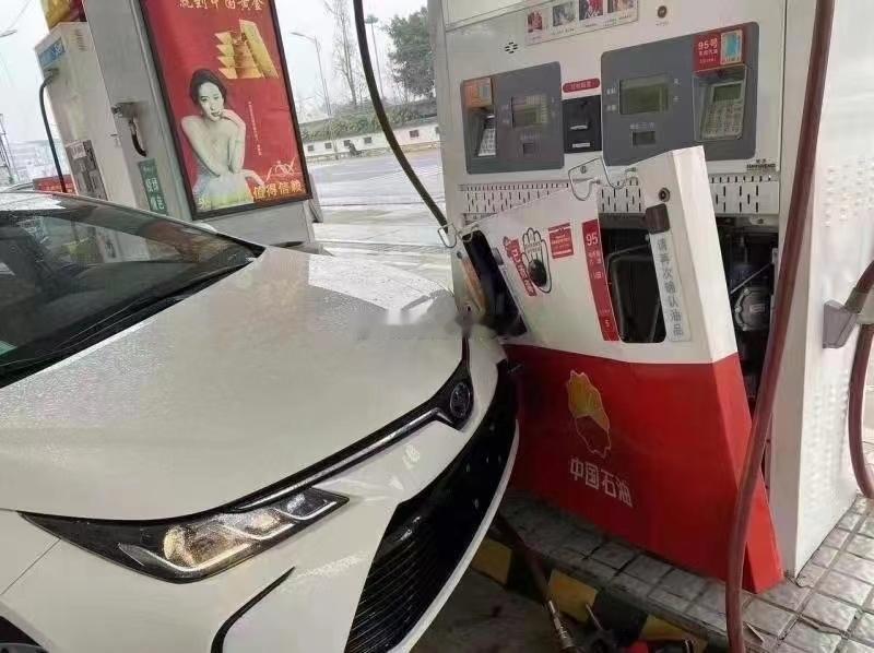 卡罗拉撞加油站~~~这得赔人家多少钱啊？？？