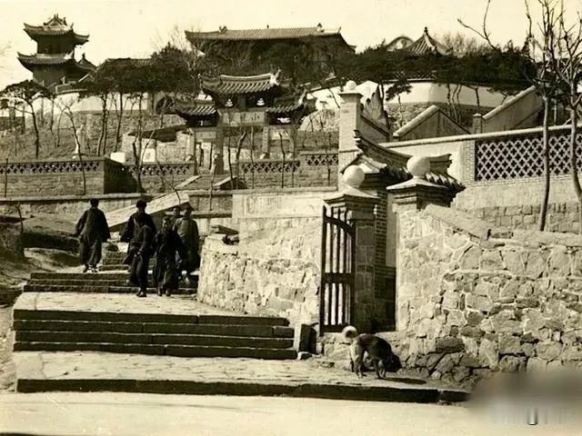 1938年，烟台市毓璜顶的风景。这个位置在现在的小蓬莱牌楼下，当时可见山上有高档