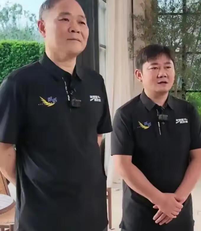 这张照片摄影师拍的好！
年长者资历深背着手听别人说，
年轻者资历浅合拢手谦逊听讲