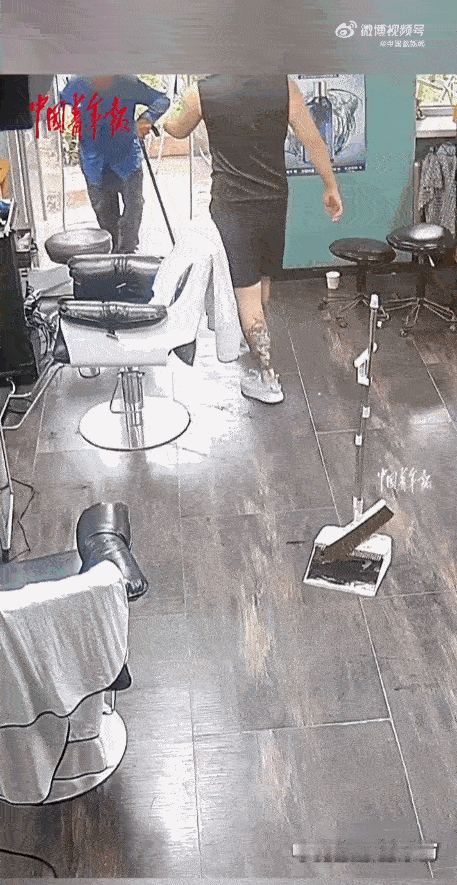 人非圣贤，孰能无过！黑龙江哈尔滨的一家理发店门口，一位拄着拐杖的老人家战战兢兢地