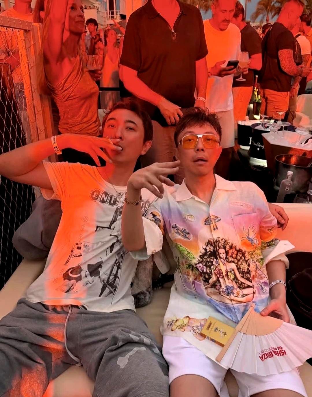 38岁的王思聪跑西班牙开派对去了，顶着一头扎眼的红发狠狠刷了波存在感！
更绝的是