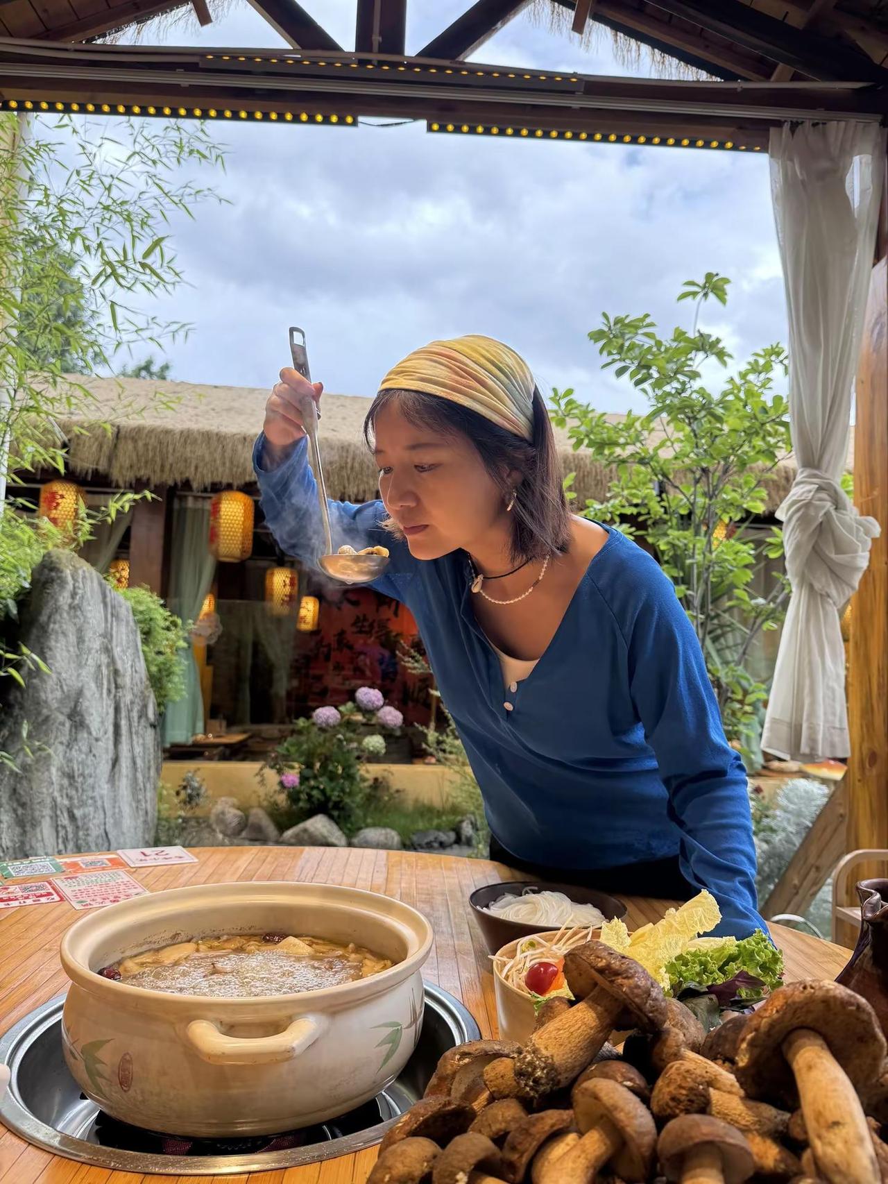 终于吃到心心念念的野生菌火锅啦 来大理玩，挖到一家超合心意的菌火锅店。提醒大家，