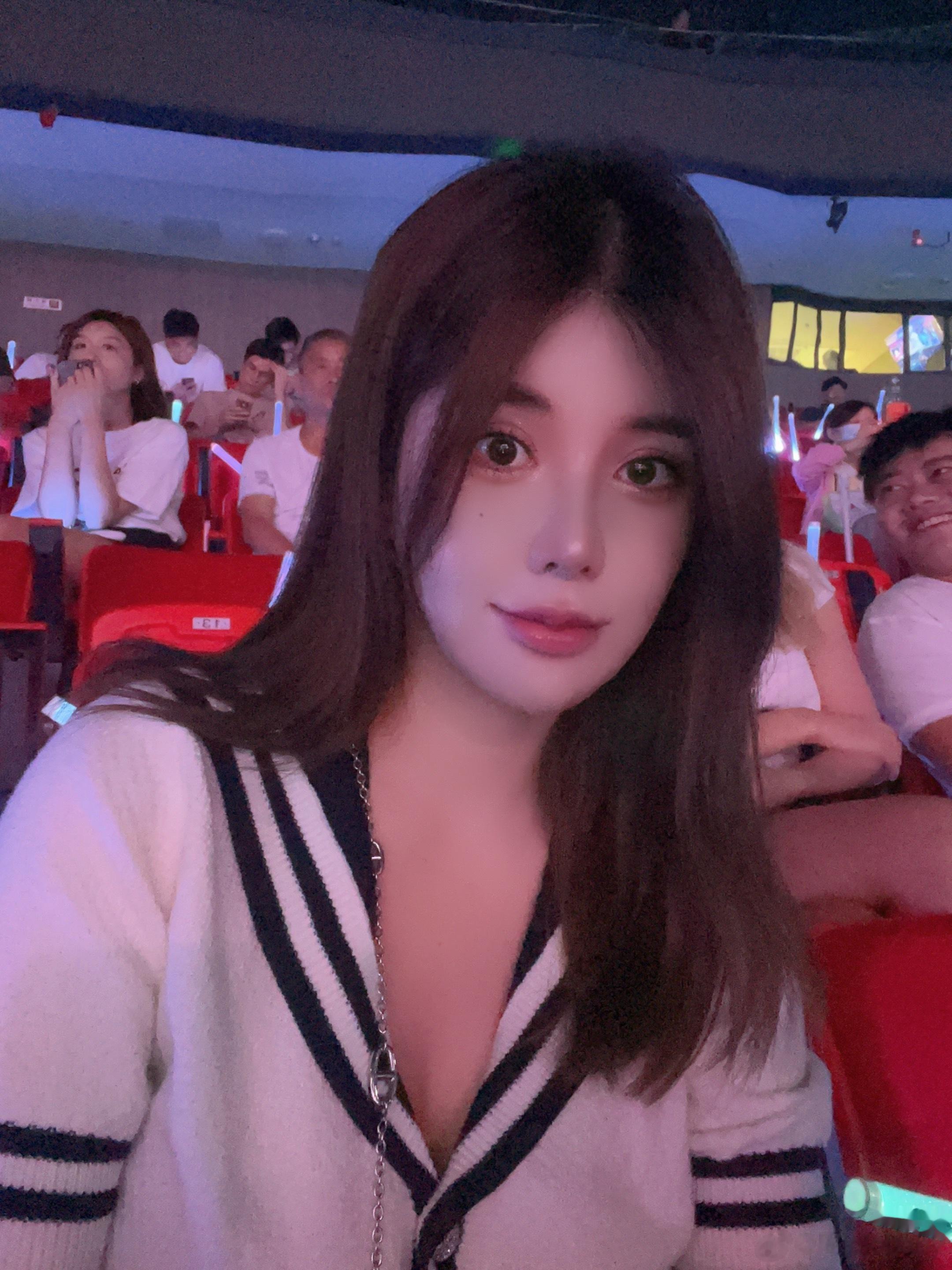 快手颁奖典礼，我终于还是不情不愿的来了[允悲]。这真的是看素人，毫无乐趣[笑cr