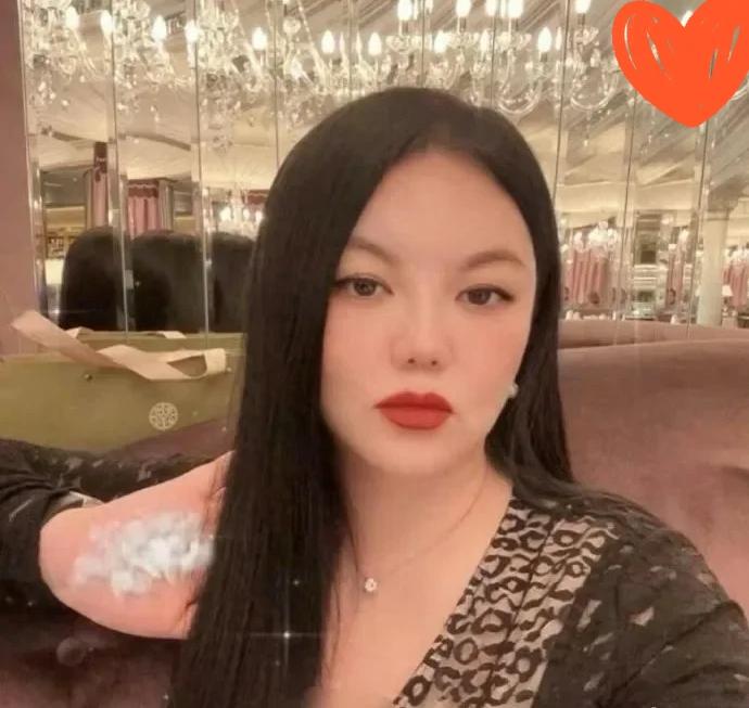 有谁跟我一样
看着照片
被李湘后面的
大大楼梯吸引
这才是豪宅吧
普通人要多久