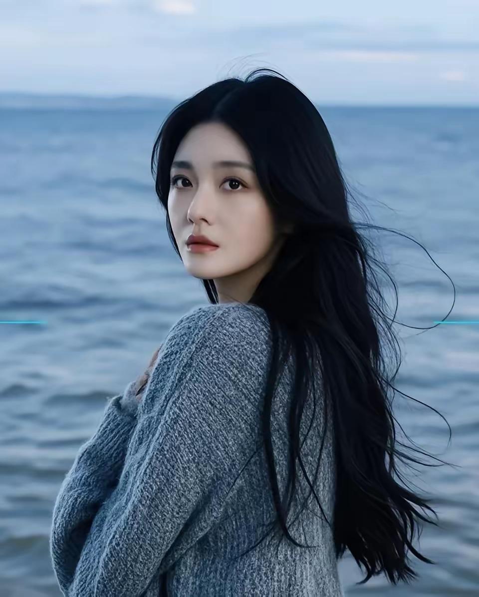 这两张脸，完全没有可比性。

一张原生明星脸，一张医美普通脸。
