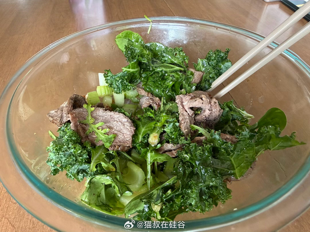 今日午餐。150克牛肉。芝麻菜、菠菜、羽衣甘蓝、芹菜，加上Feta奶酪、核桃仁，