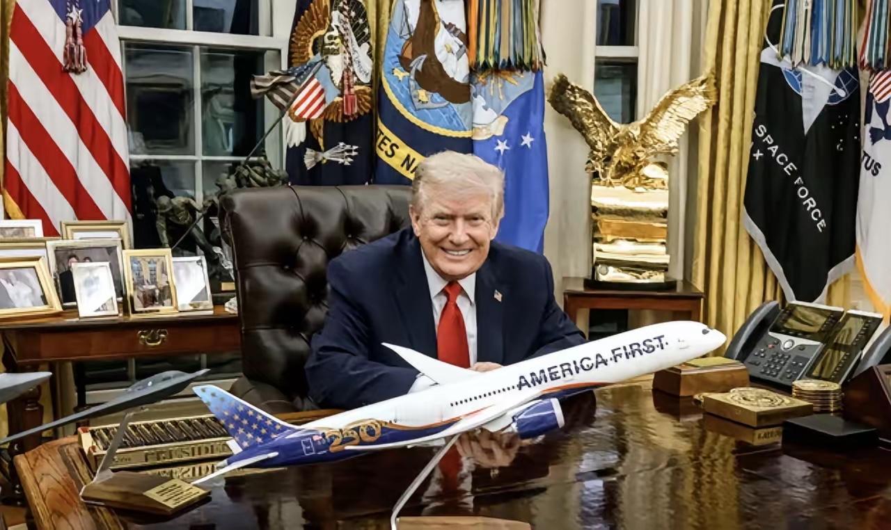 近日，美国总统特朗普在白宫高兴展示他那即将装修完工的新专机“空军一号”。这架专机