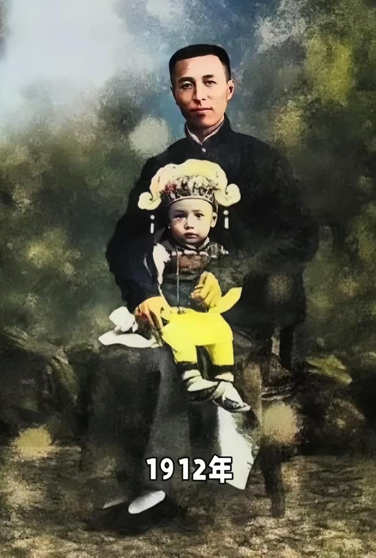 这是钱学森1岁时，和父亲钱均夫的合影，拍摄于1912年。
 
这张历经百年的黑白