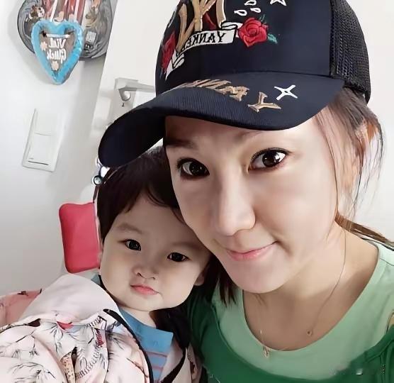 单晓娜，抱着一个乖丫丫，娘儿俩都是莎莎的粉丝！
不同的是，单晓娜佩服莎莎，小丫丫