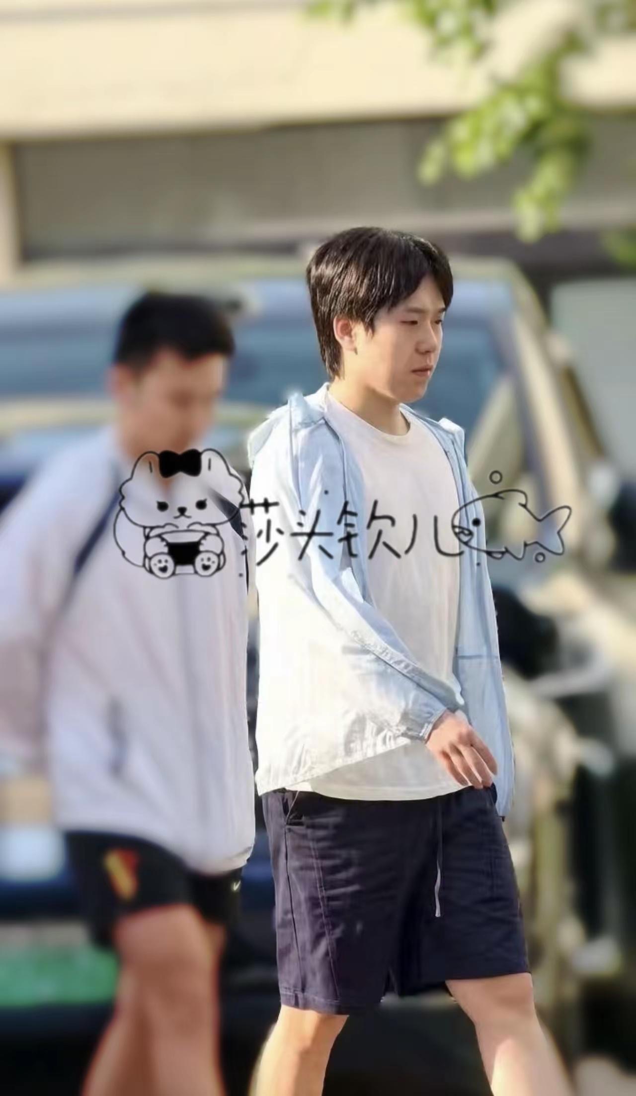 6月13日新鲜的头哥出来‘’炸街‘’了！
今天是周末，头哥和小牛出来“炸街”了，