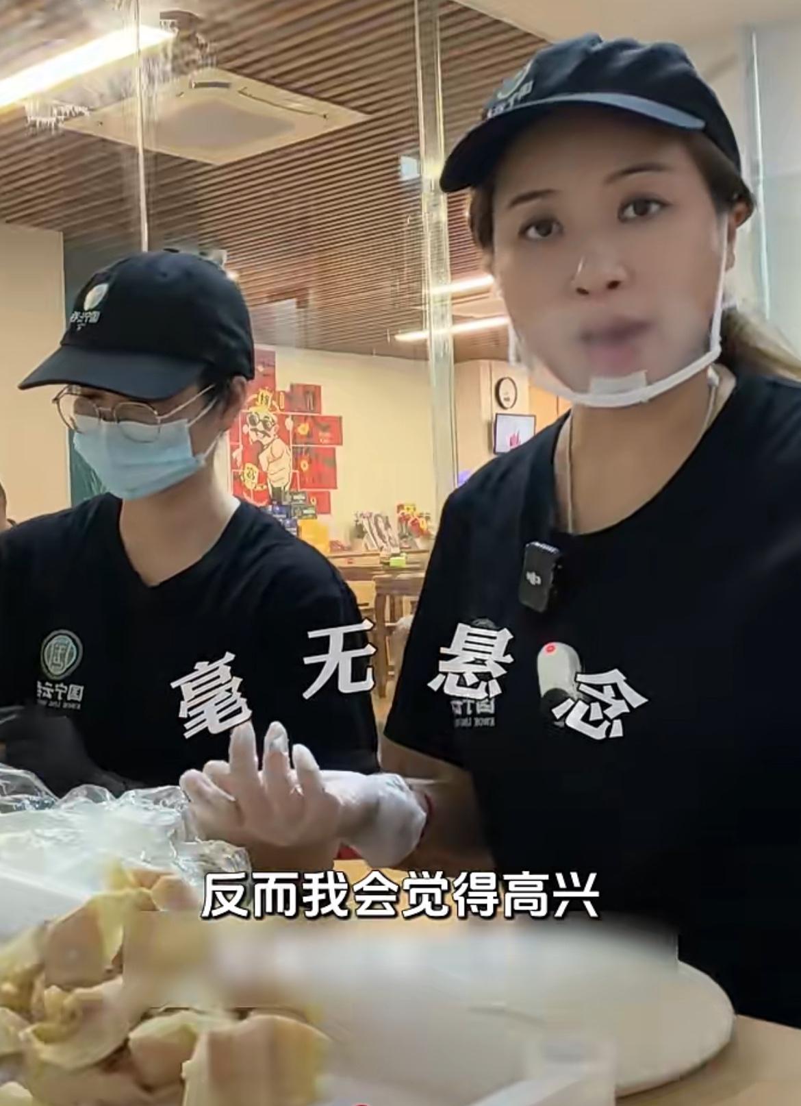 50岁香港女演员麦家琪，

在广东广宁县开店卖云吞，

这个事还挺让人感到意外的