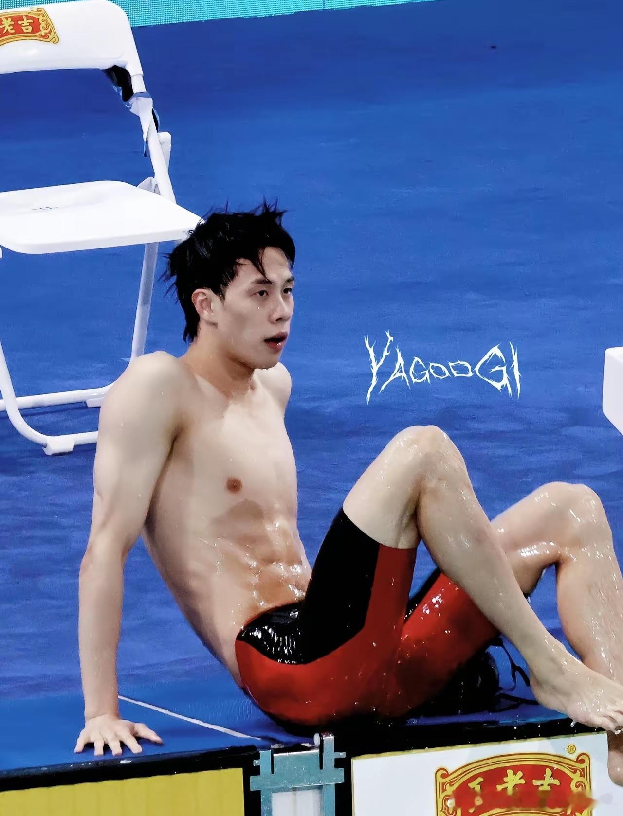 广东队的邱天真的很帅啊，泳池最闪的单侧耳钉 