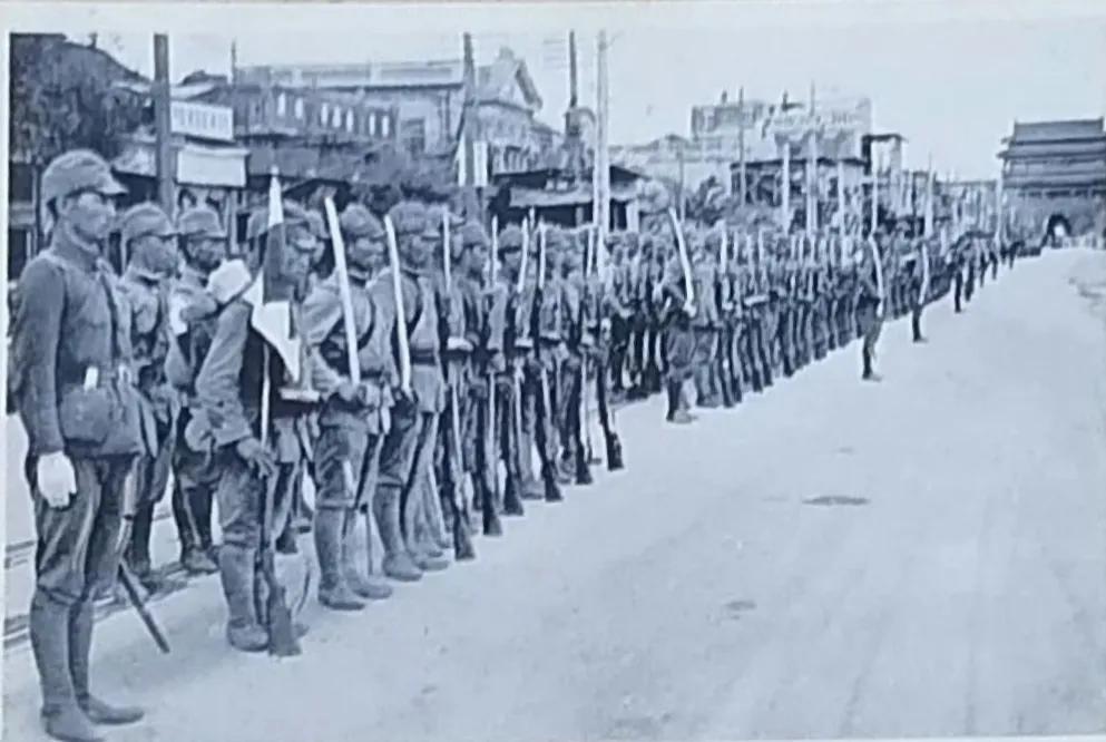 照片是1937年拍摄于北京，应该是鬼子占领后的入城仪式。