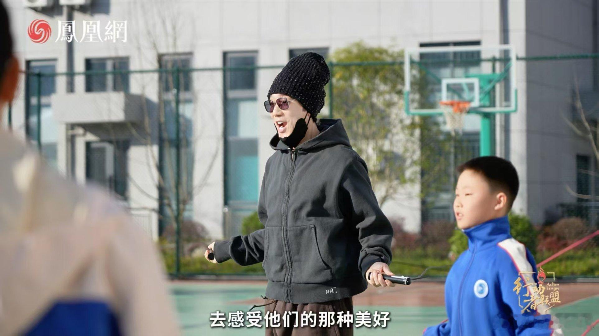 55岁林依轮从林叔变林哥这样的感觉是真的意义非凡哇。看到孩子们的笑容真的会被治愈