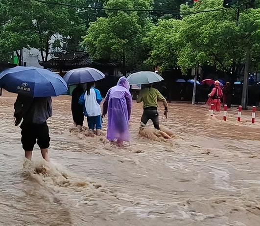 恰同学少年风华正茂！8月28日，浙江温州突降大雨，两辆车不慎相撞，一个女子直接倒