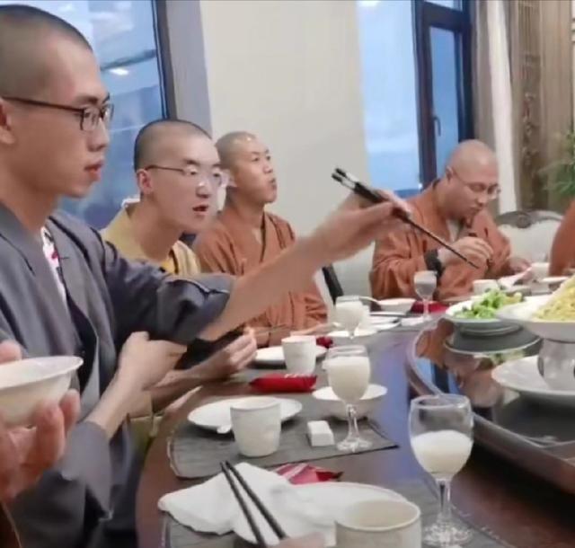 如果有大批青壮年人不从事生产、不当兵卫国、不纳税做贡献， 那么这样下去，谁也会承