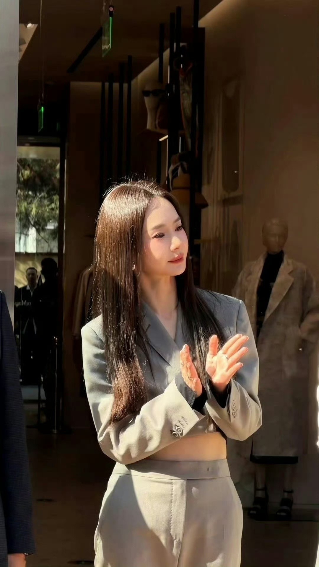 穿西装的戚薇真的无可替代，适配度直接拉满，柔美与力量感兼具，将独属于女性的强大魅