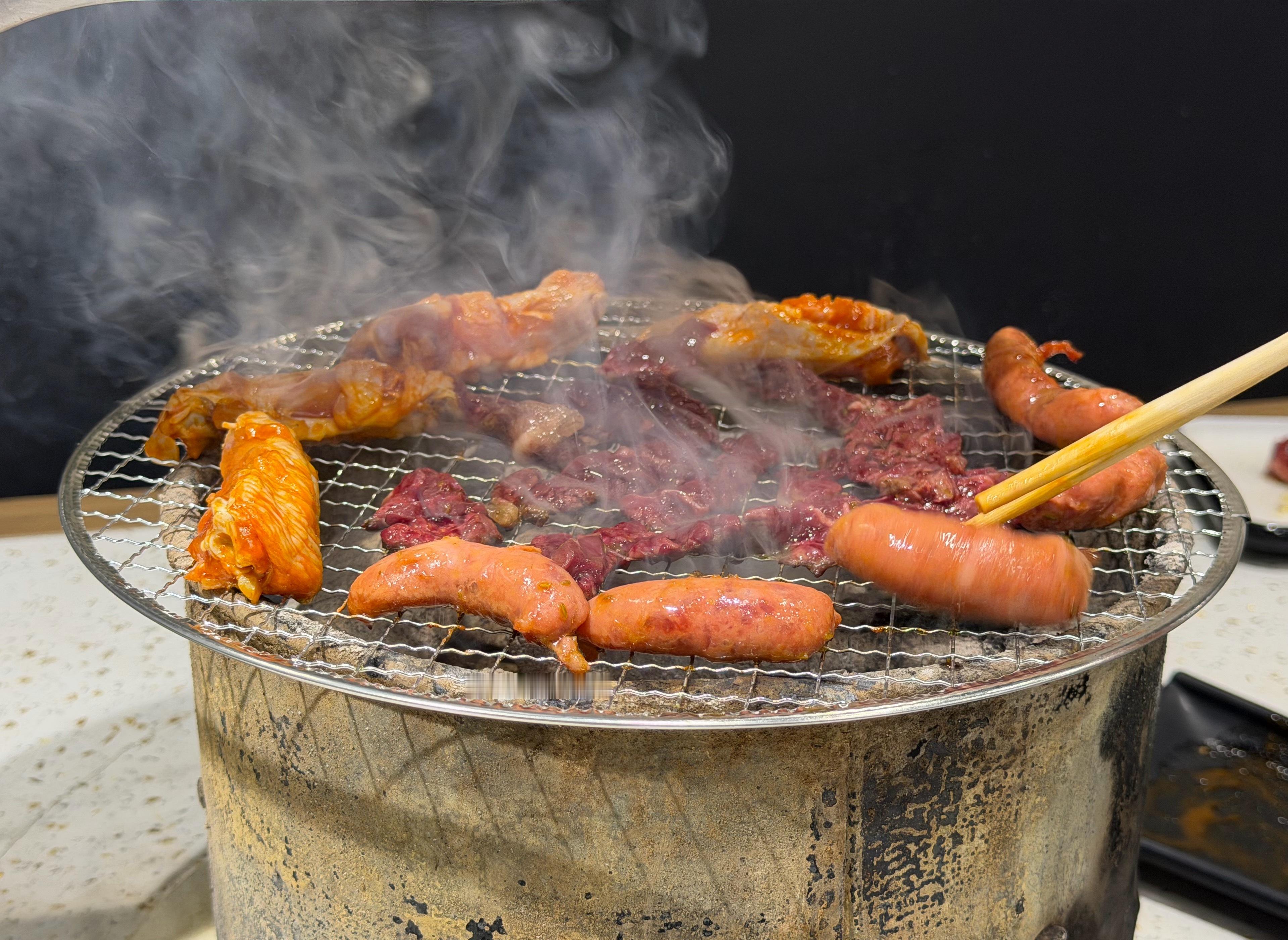 一个人不喜欢吃烤肉，但如果有人帮我烤那就不一样了