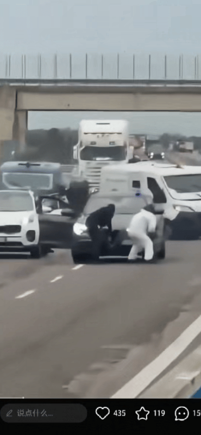 意大利公路上演真实版悍匪劫运钞车，连AK和阿尔法罗敏欧都用上了。
这可不是拍电影