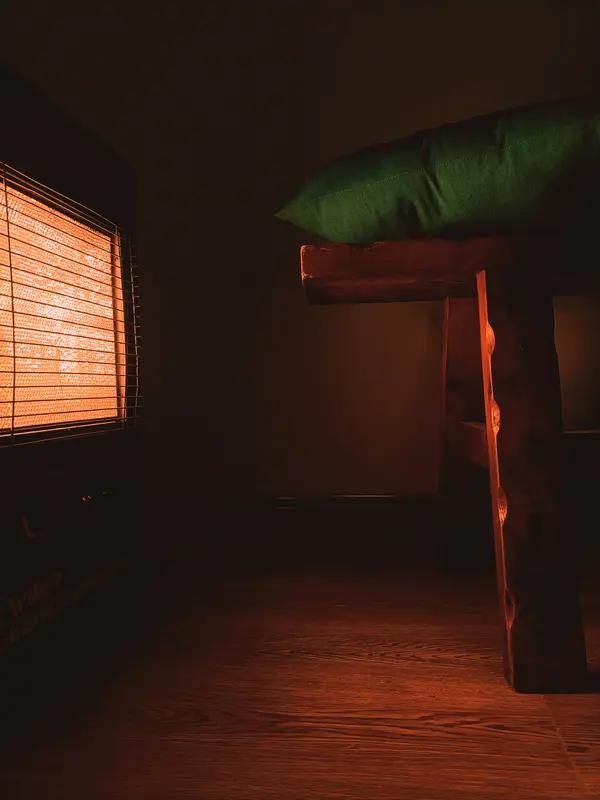 华晨宇在云南抚仙湖开的民宿“温暖的房子”，定价3块钱一晚，这操作简直绝了。民宿有