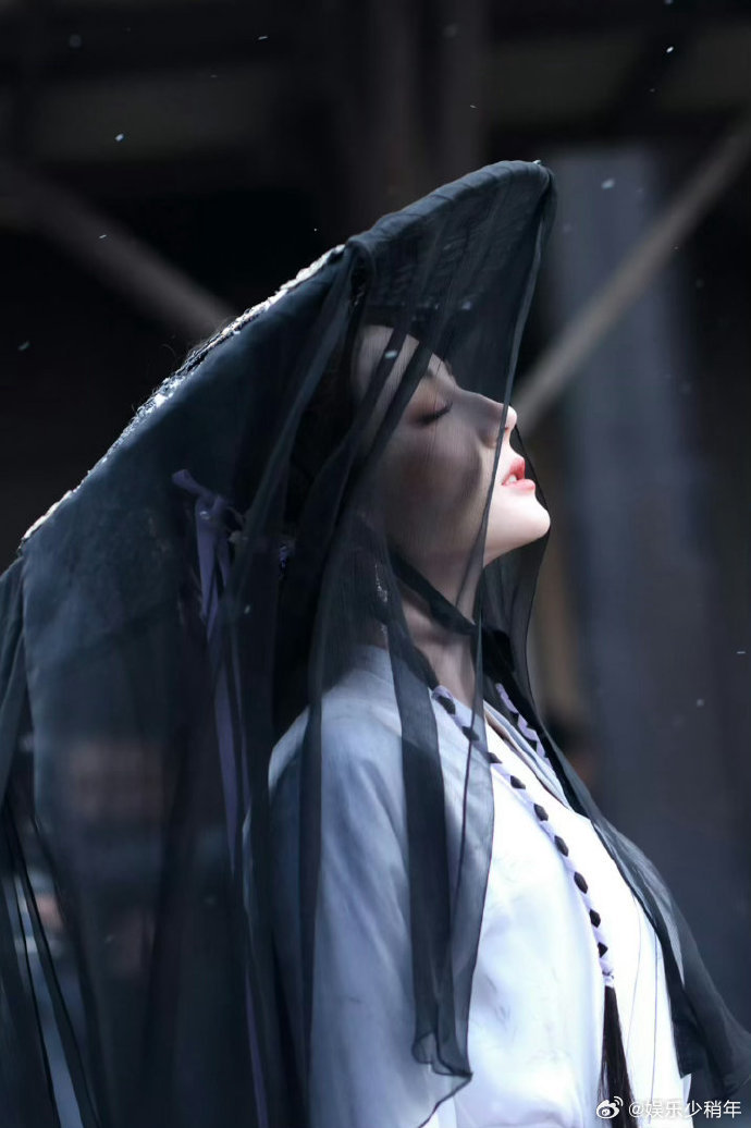 迪丽热巴内娱女鬼天花板迪丽热巴女鬼人设太带感贺思慕天生无五感不懂喜怒哀乐，以吸食