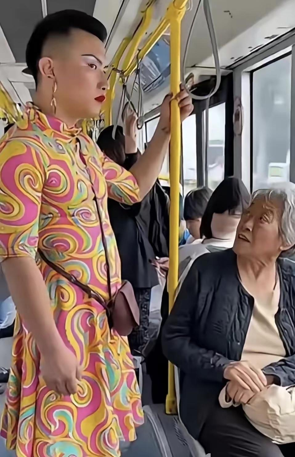 你瞧，她耳朵上挂着那对超重的耳环，走起路来叮叮当当响个不停，感觉耳朵都要被坠下来