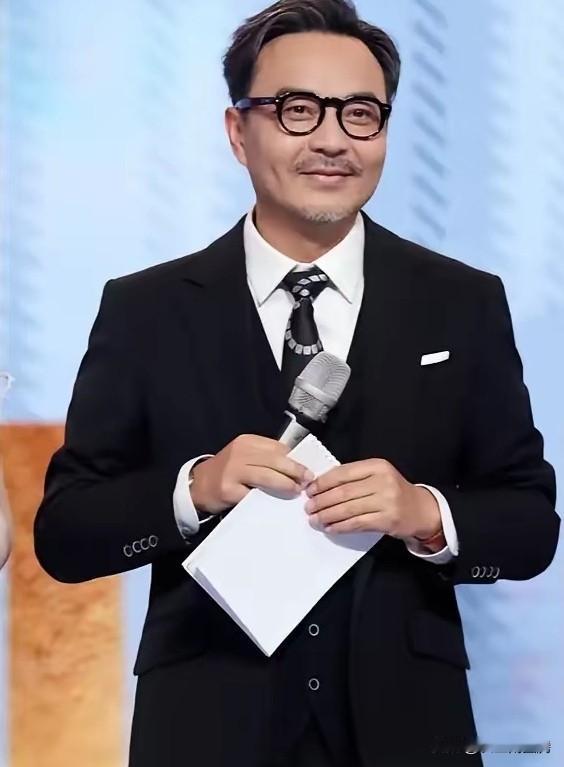 这次汪涵是彻底栽了，好好的主持人不做，非要去搞电影，担任什么出品人。为一部本就是