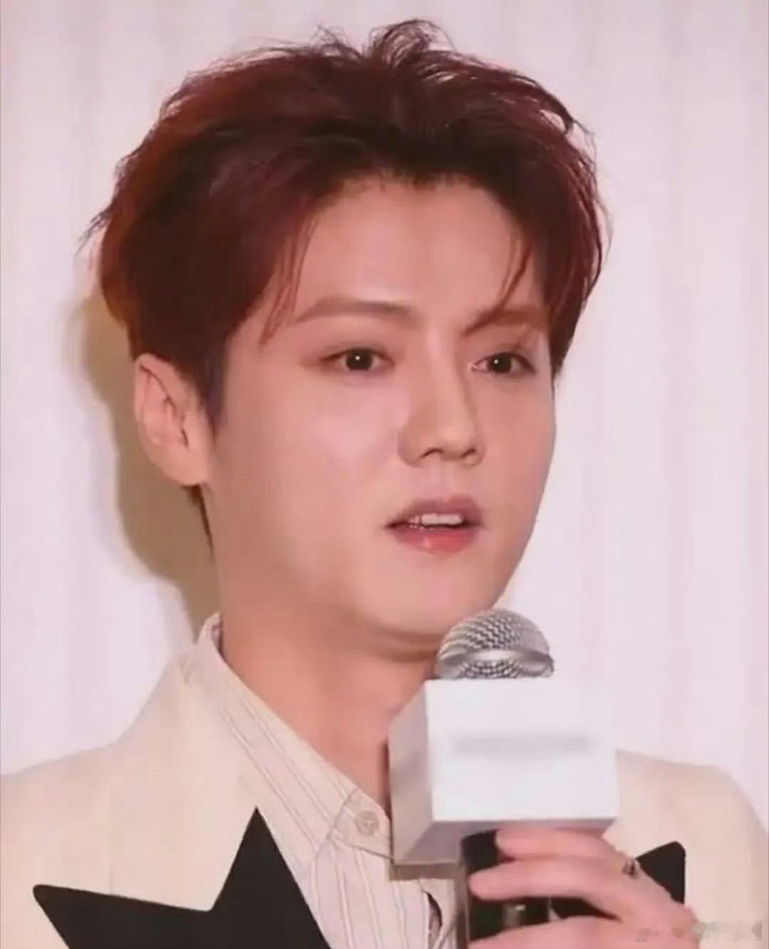 鹿晗这双下巴也太明显了，真是一点都不注重身材管理了 ​​​