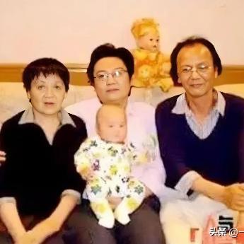 1979年，知青戴建国不顾家人的阻挠与村里的傻姑程玉凤，步入婚姻的殿堂。洞房花烛