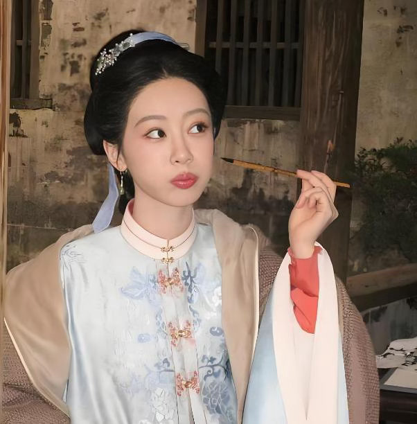 央妈独家力捧！白玉兰视后杨紫接棒正史剧《女君和熹》，硬核转型大青衣 