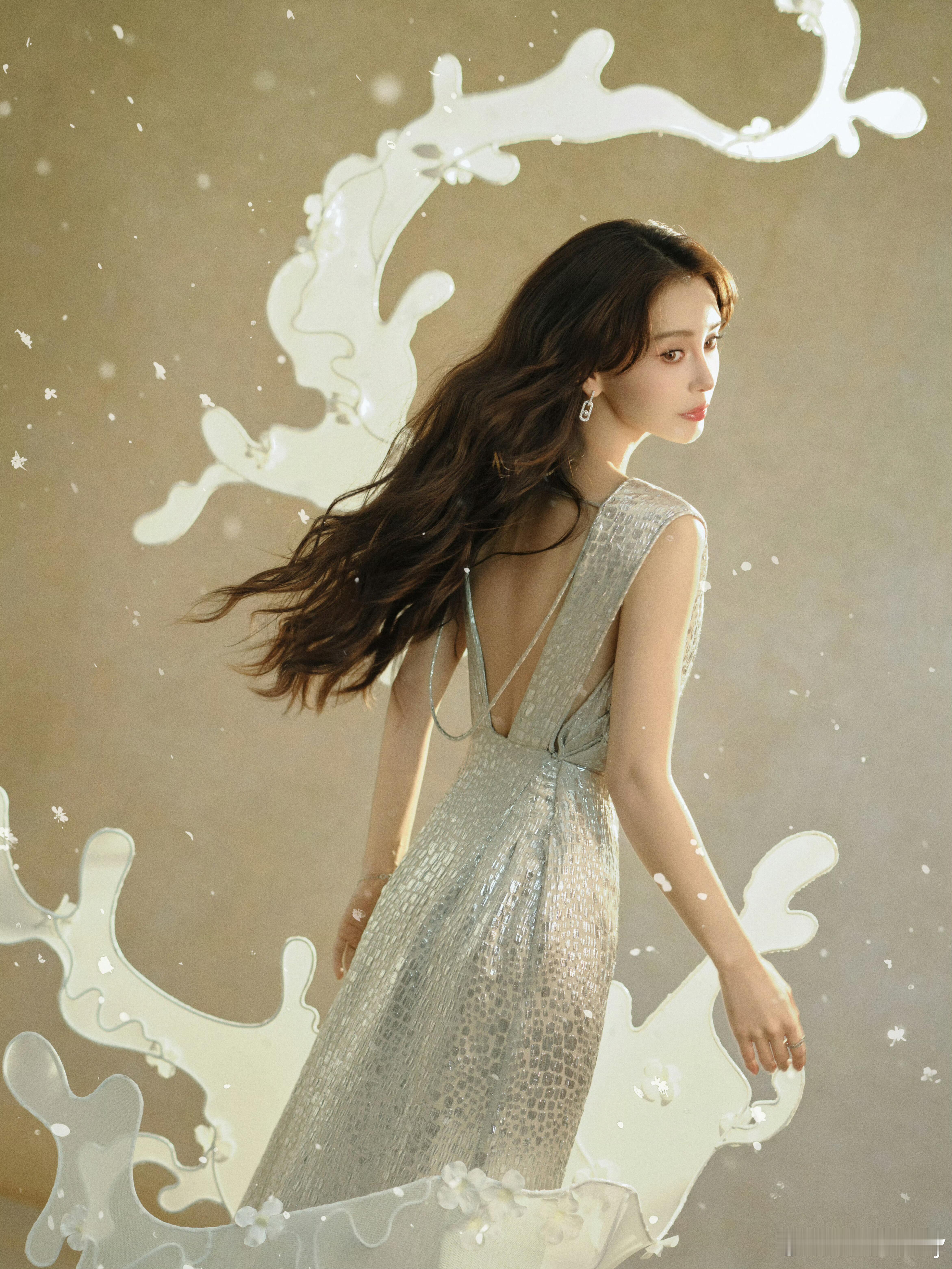 Angelababy银裙高定Angelababy解锁第144套高定，杨颖亮相上海