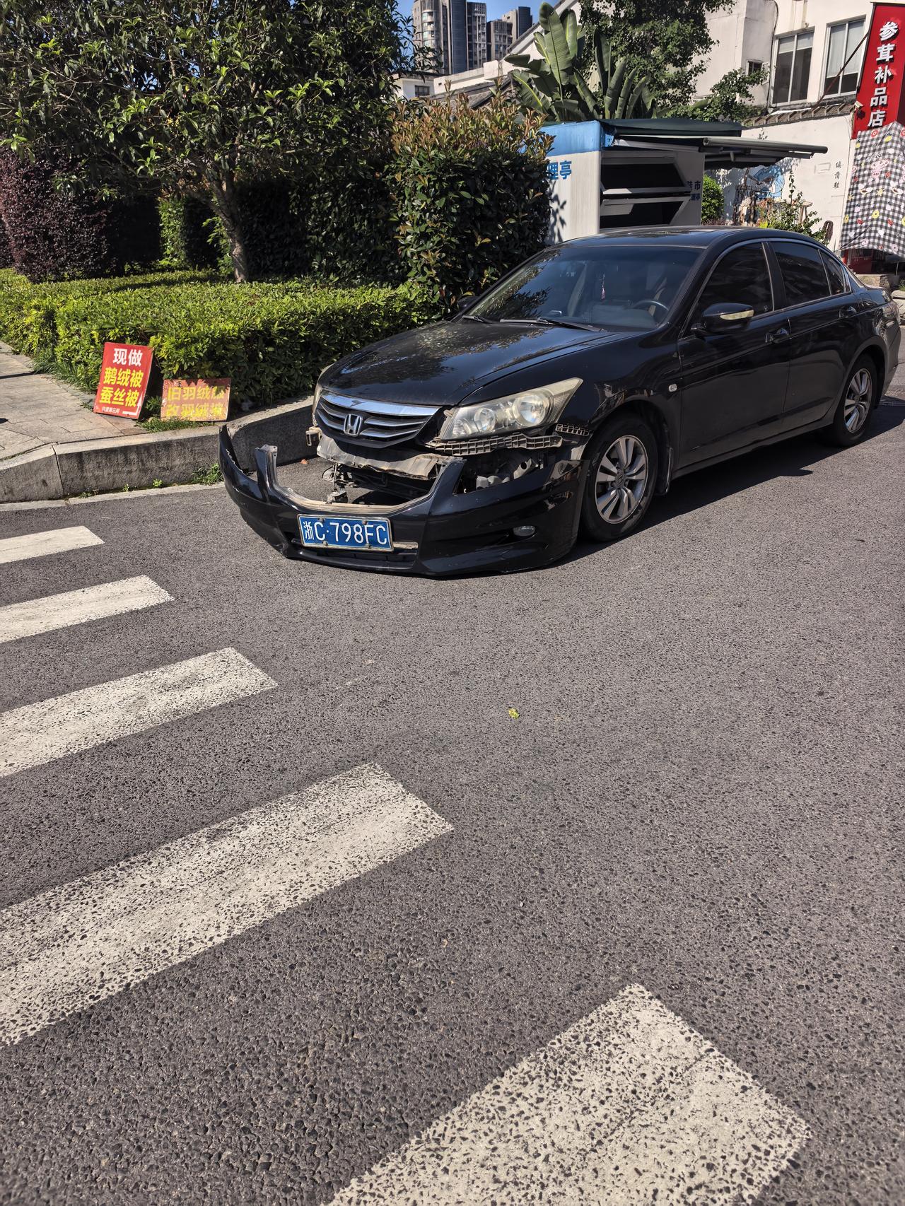 总之，开车风险还是有的，不管大车、小车，都必须遵守交通规则，在人员密集路口，上下
