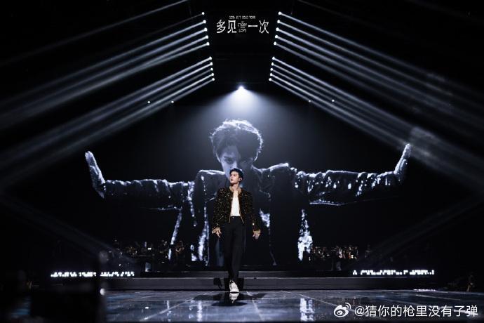 轮到檀健次的舞台粉上桌了 檀健次的舞台实力有目共睹，唱跳俱佳且风格多变，新舞台必