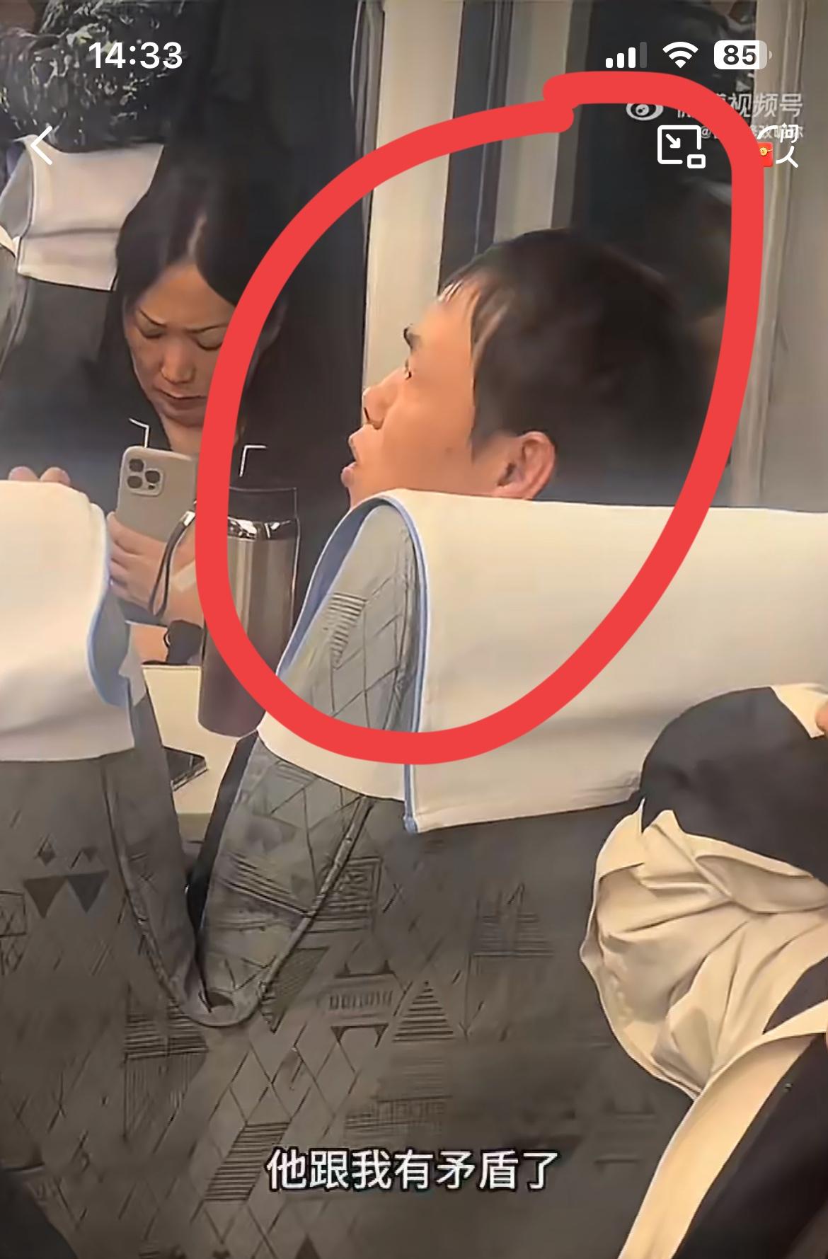 在 T110次列车绿皮车厢里，一名男子靠窗坐着，旁边座位空着，他想独享宽松空间。