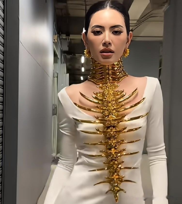 这身造型太震撼！泰星Mai的金色脊柱礼服，出自中国设计师之手，为新电影角色打造。