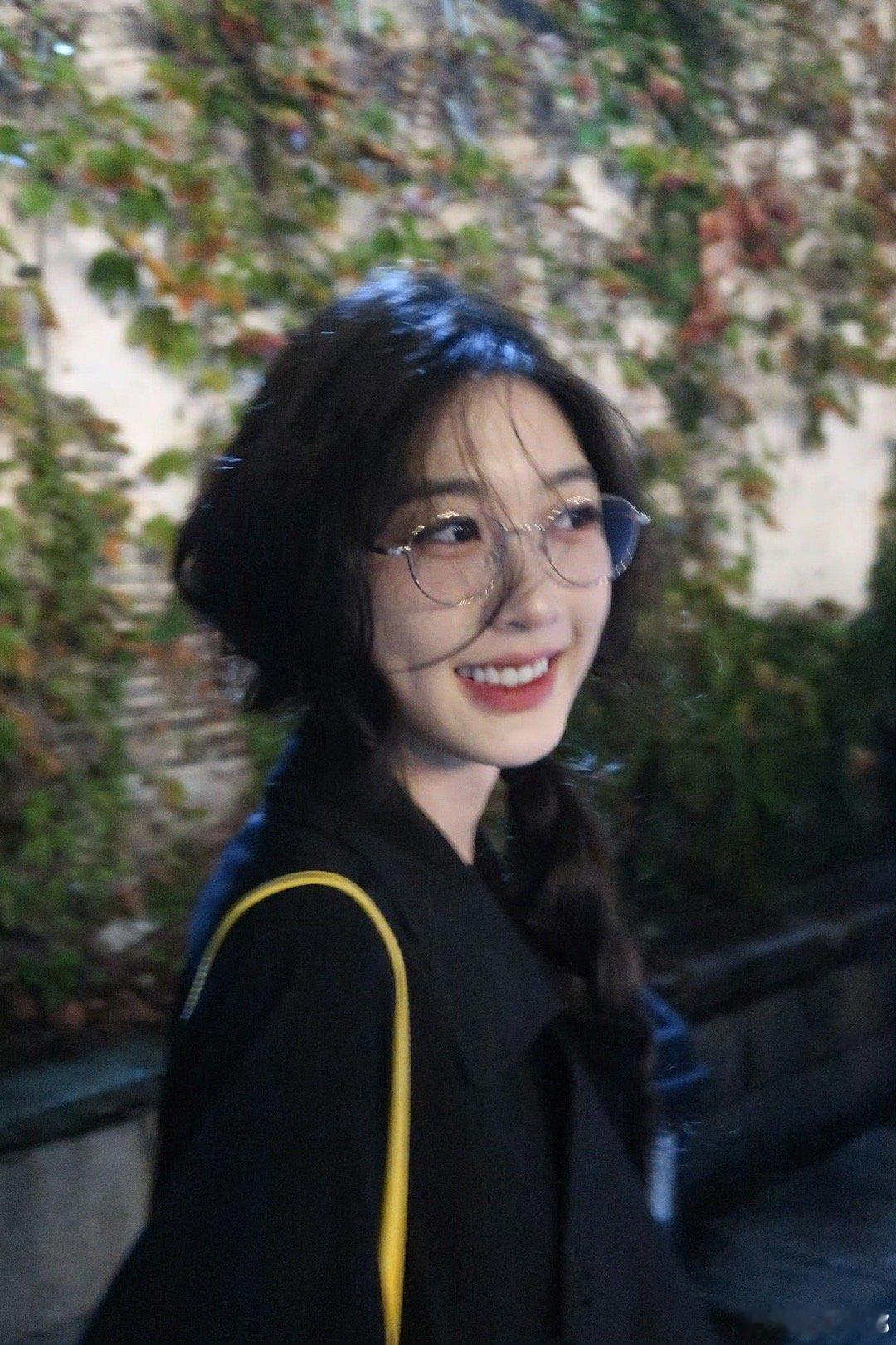 去年恋综里一句“我现在不是一个普通人了”，让孙乐言被热议了快一年。11月她直播回