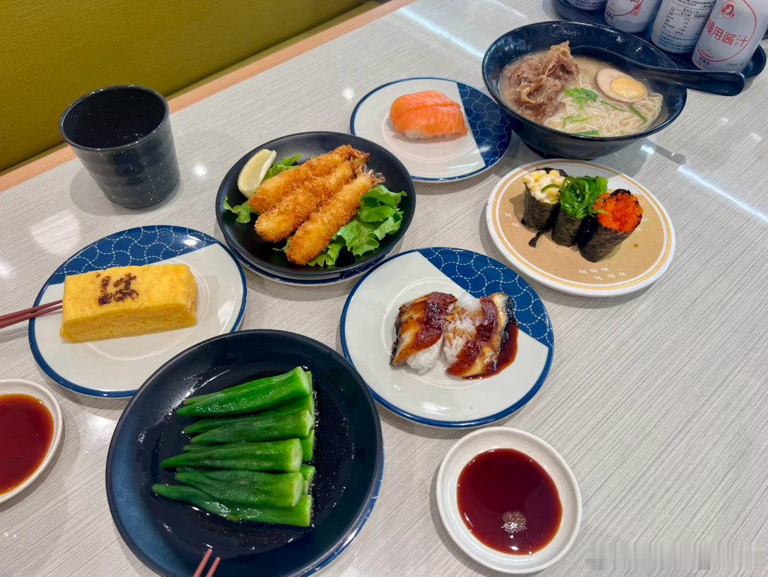 每日一餐分享品尝新鲜寿司感受海洋的味道这枚小妮子已混满足同时也让宝妈初步对寿司文