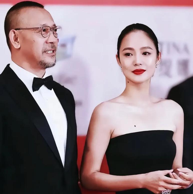 2006年，姜文和妻子周韵去法国探望女儿，女儿一脸怨气，冷冷地说：爸爸，我讨厌她