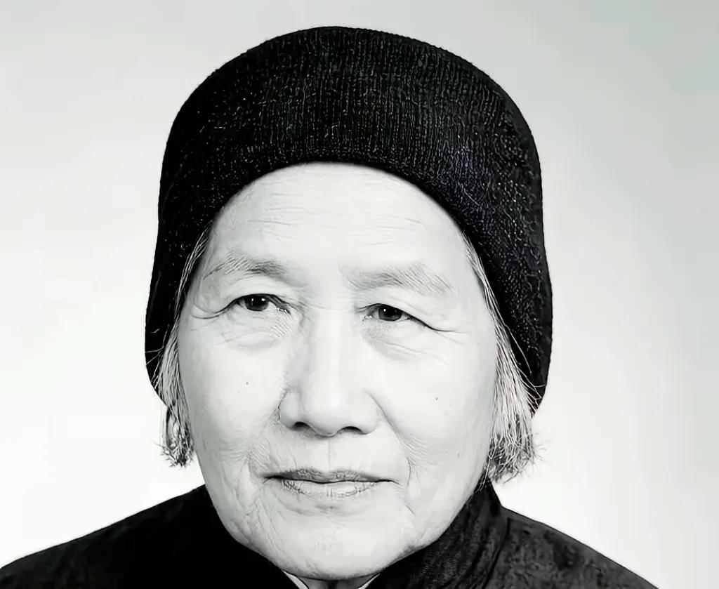 1926年湖南资兴，一个靠卖油茶拉扯大儿孙的82岁老妇临终前，突然扔出一颗炸雷，