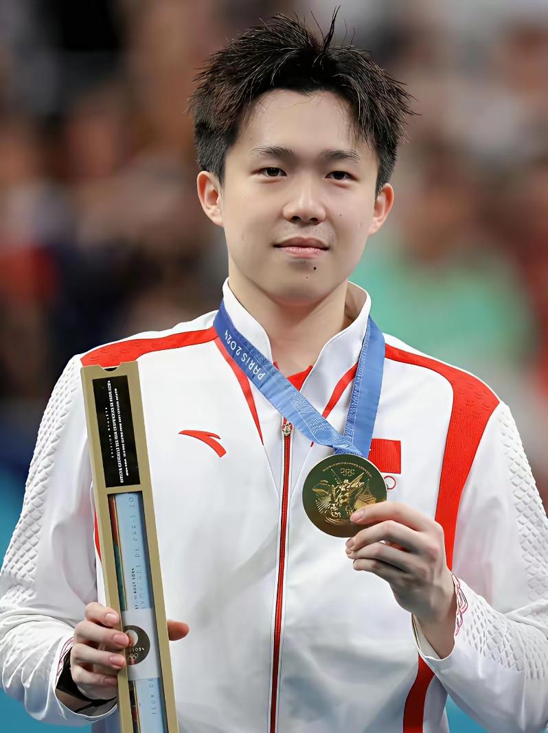 心疼王楚钦！未来的路令人担忧啊！世界杯决赛上，王楚钦手臂、腿上都贴有肌贴，他是忍