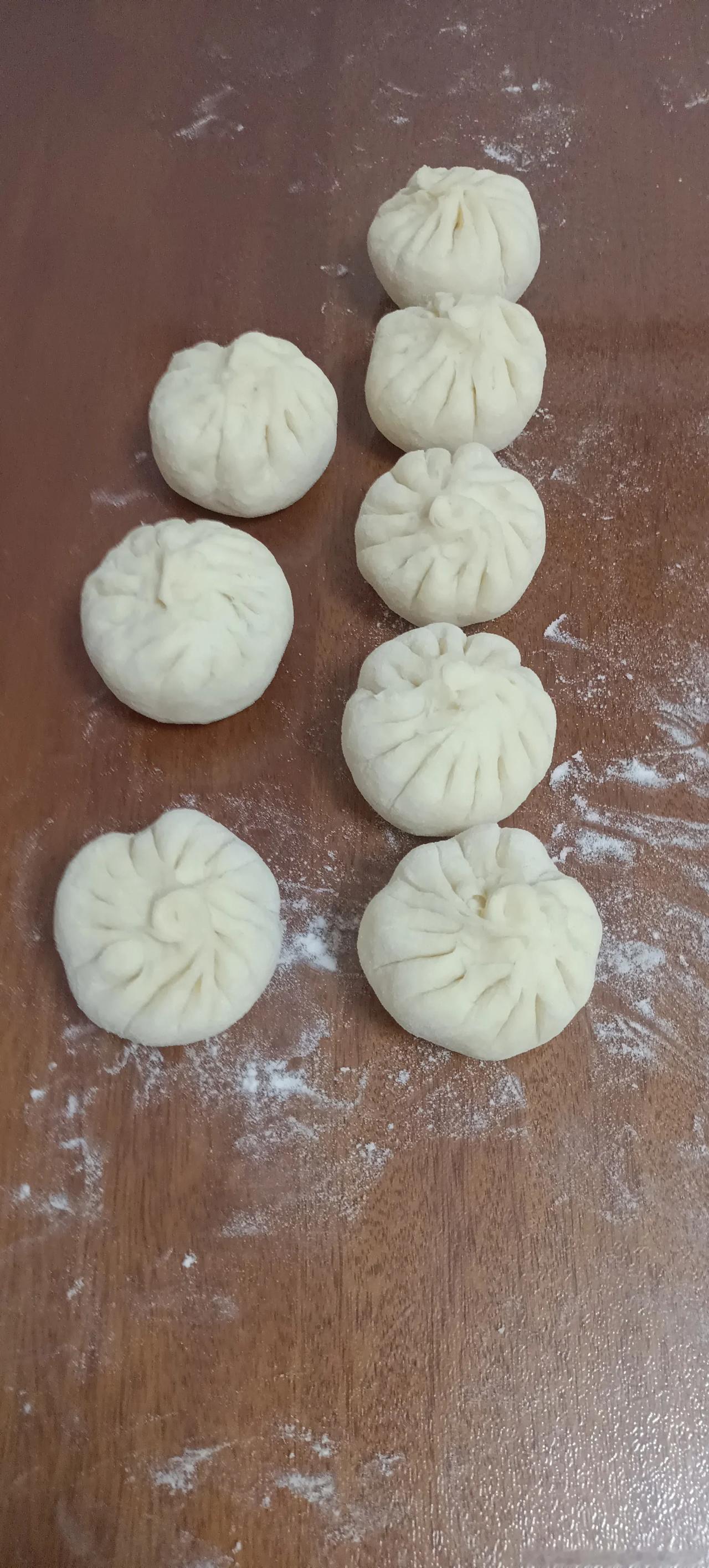 为庆祝国际劳动节，自已动手，丰衣足食！
改善生活，早餐自已做小笼包子吃。备料：准