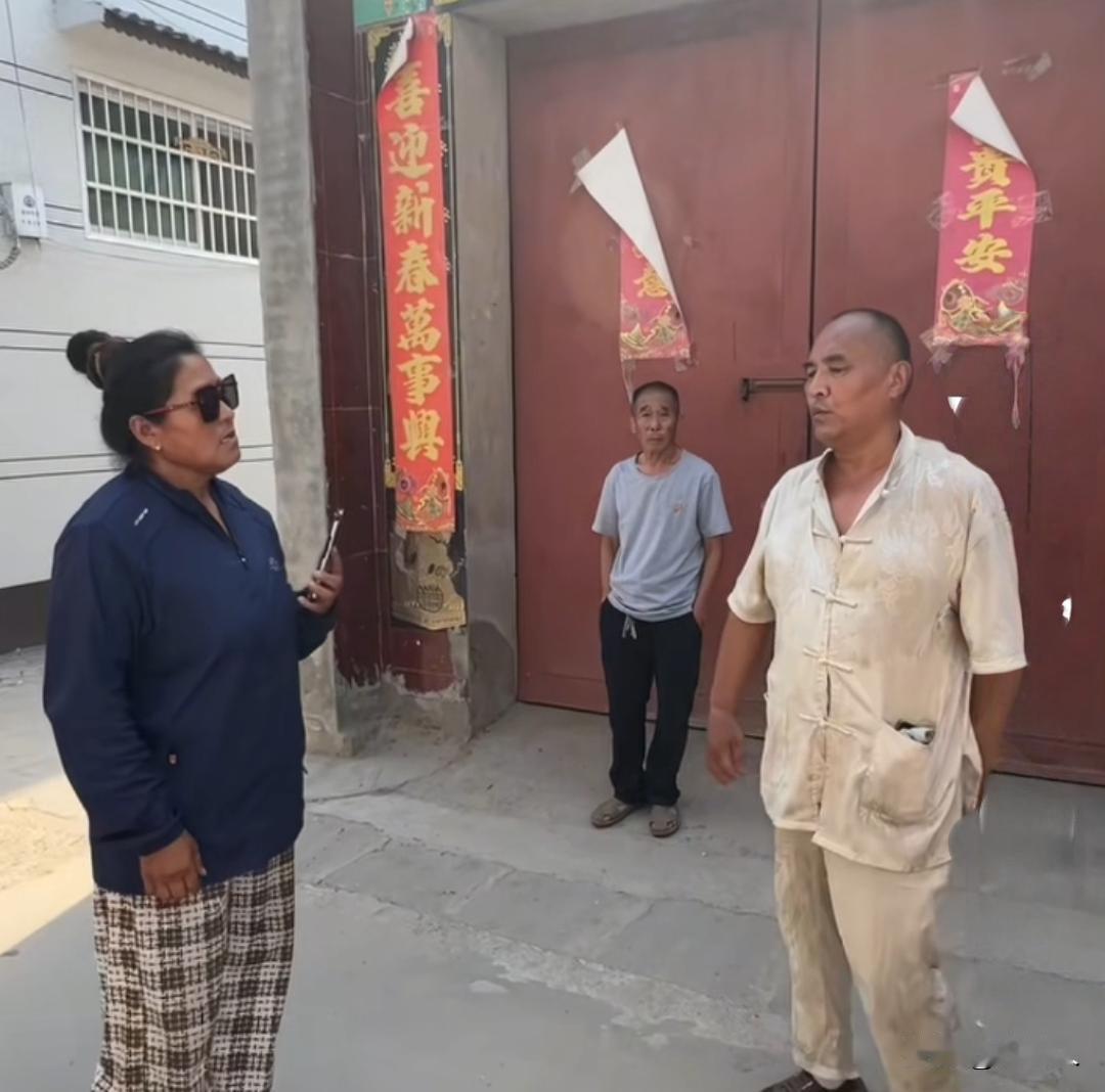 一名男子向朱之文讨债，非得说朱之文欠他钱不还。结果让彪悍的大衣嫂子拦住了去路，最