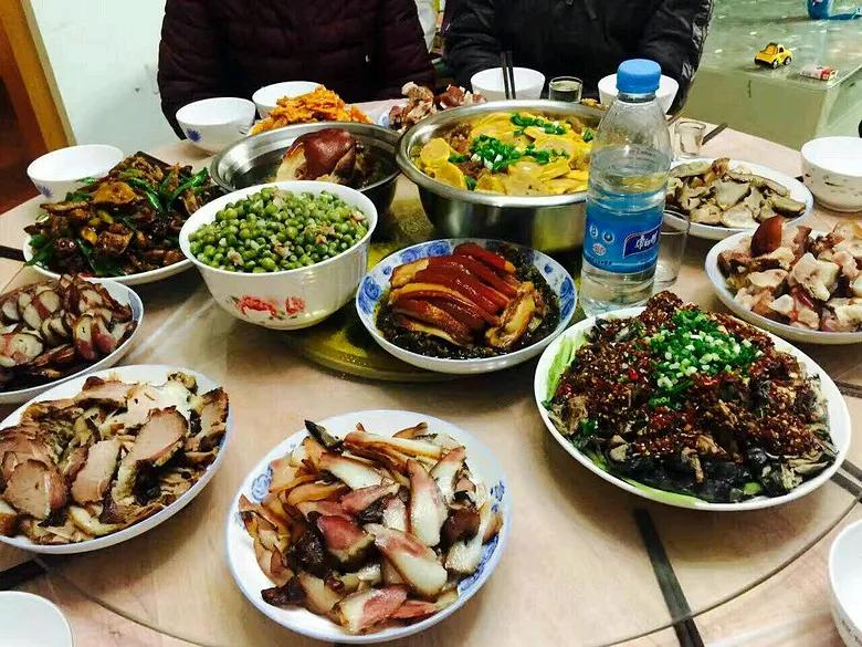 什么年不年，节不节的…

过去人们盼着过年过节，是因为那时的生活物资匮乏，平时吃